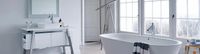 Badewanne und Waschbecken in neutral-elegantem weiß